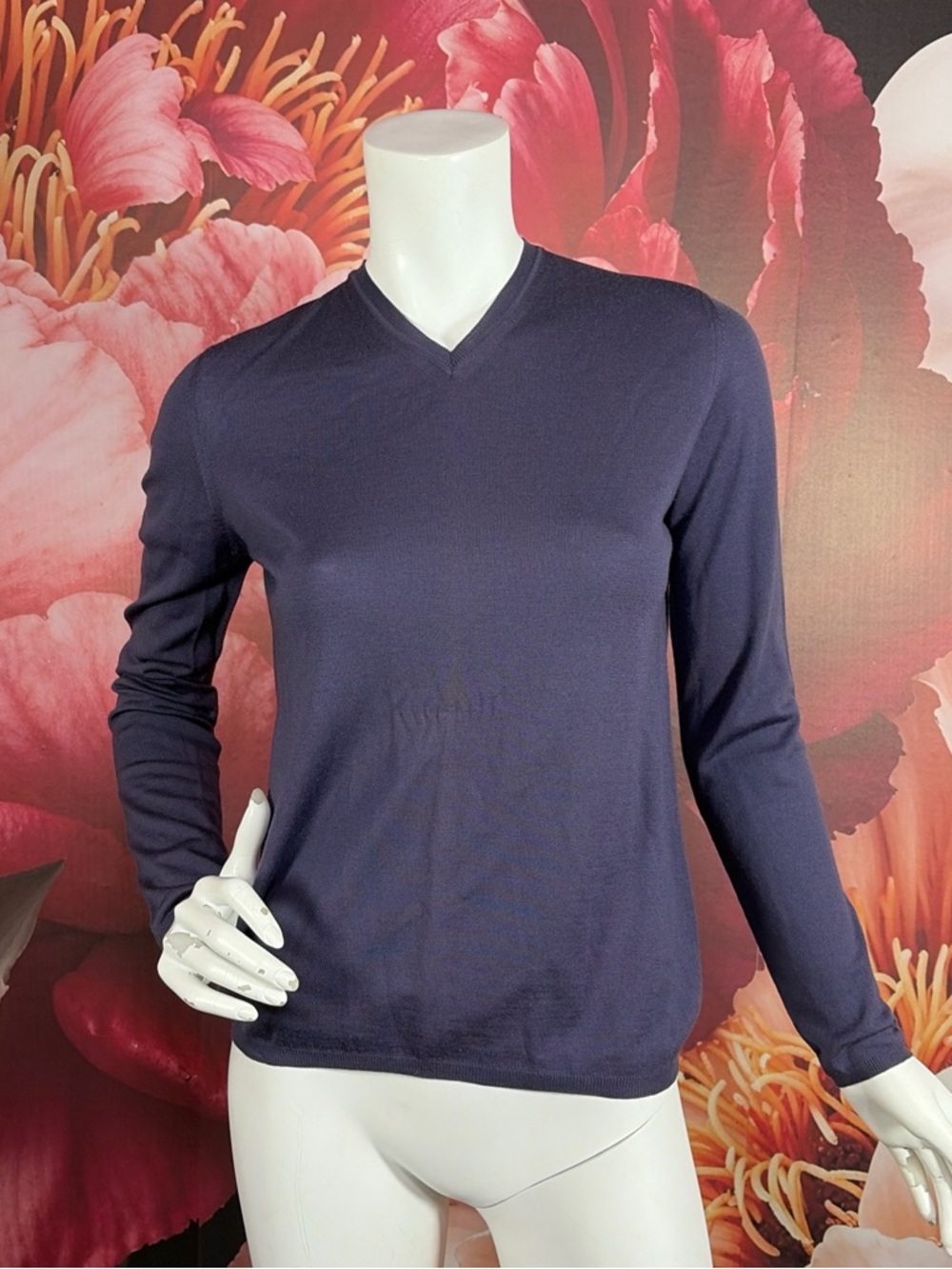 TSE 100% Merino Wool Sweater M Purple V-Neck Lightweight Italy Soft Knit